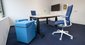 Gruppenbüro mit höhenverstellbaren Tischen, Bürodrehstühlen und Hockern