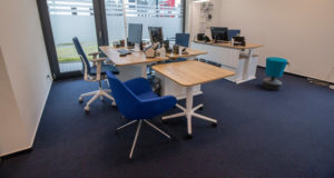 Gruppenbüro mit höhenverstellbaren Schreibtischen, Loungesessel, Bürodrehstuhl